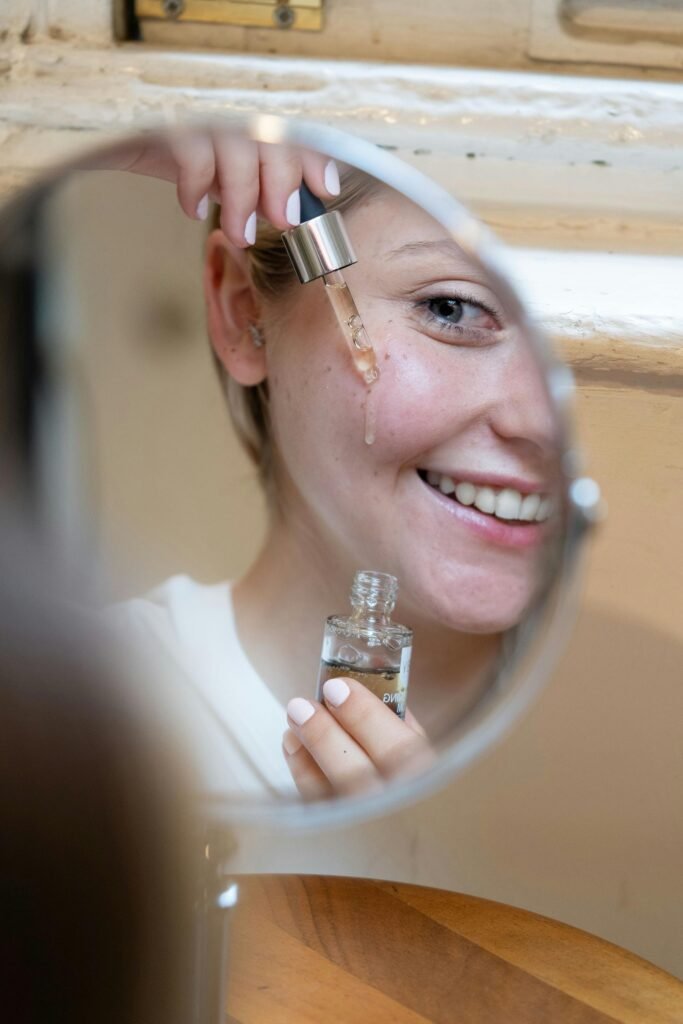 how to apply vitamin C serum in morning routine